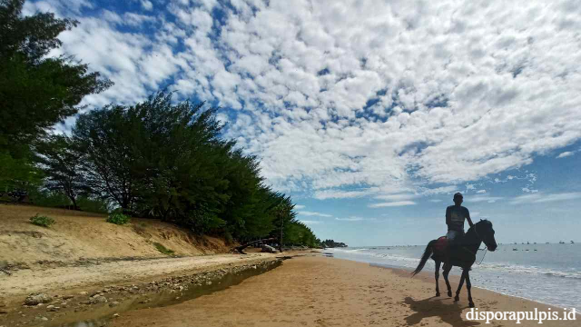 Panorama Indah Laut dan Pantai Slopeng di Sumenep