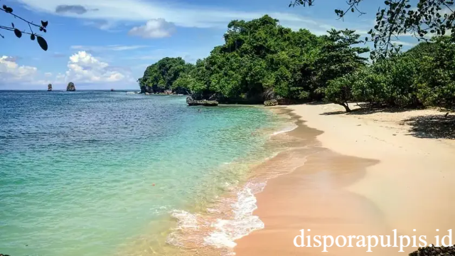 Pantai Tiga Warna: Surga Tropis dengan Keindahan Gradasi Laut